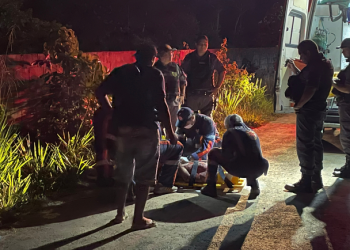 Homem é encontrado espancado, baleado e amarrado em ramal na Zona Leste de Manaus