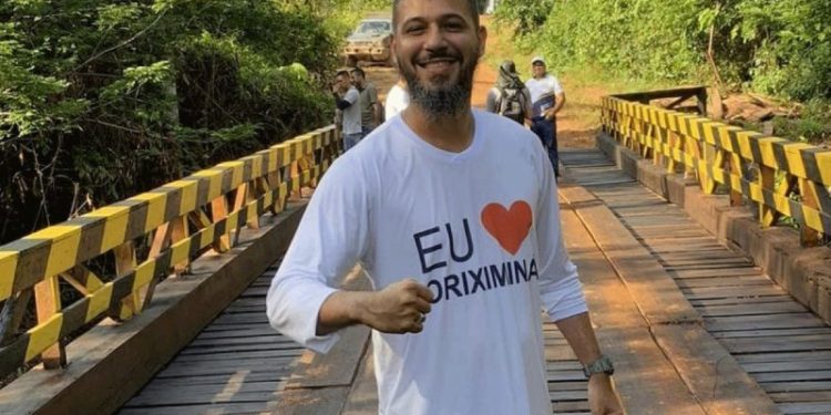 Prefeito destrói o celular a tiros ao saber que era alvo de investigação; ele alegou ter vídeos com a esposa