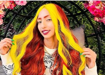 Ruivinha de Marte aparece sem roupa para exibir marquinha de bronze; veja