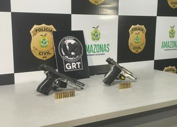 Dupla morre e armas são apreendidas em boca de fumo após confronto com policiais em Manaus
