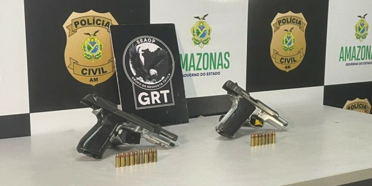 Dupla morre e armas são apreendidas em boca de fumo após confronto com policiais em Manaus