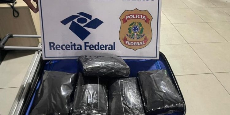 Mulheres são presas no aeroporto de Manaus com as malas cheias de maconha tipo skunk