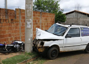 Enciumado, homem atropela namorada após vê-la na garupa de outro na saída de bar