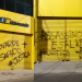 Vídeo: Loja de condutor que atropelou e matou mulher em parada é pichada: ‘Covarde é sal’
