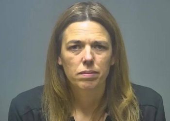 Mãe é presa por fazer bullying contra a própria filha na internet