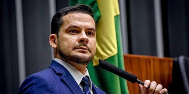 Alberto Neto pede tratamento digno aos bolsonaristas presos após vandalismo em Brasília