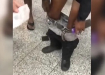 Trabalhador negro abaixa as calças no meio de supermercado após ser acusado de furtar picanha