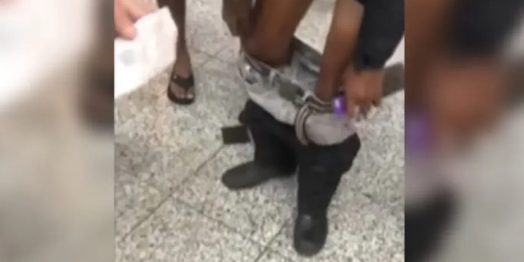 Trabalhador negro abaixa as calças no meio de supermercado após ser acusado de furtar picanha