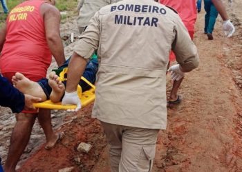 Durante chuva, barco com mais de 30 passageiros bate em barranco no Rio Solimões e deixa feridos