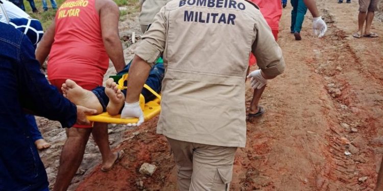 Durante chuva, barco com mais de 30 passageiros bate em barranco no Rio Solimões e deixa feridos