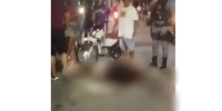 População pega vulgo ‘Gaiato’ após assalto e ele apanha até a morte em Manaus; vídeo