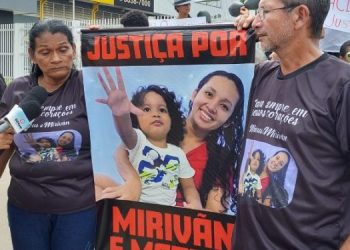 Familiares de mãe e filho mortos por atropelamento pedem justiça na frente de delegacia em Manaus
