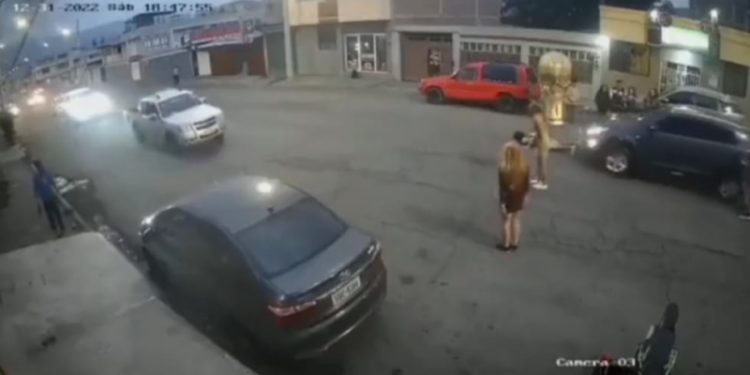 Vídeo: carro passa por cima de homem enquanto dança música de Anitta