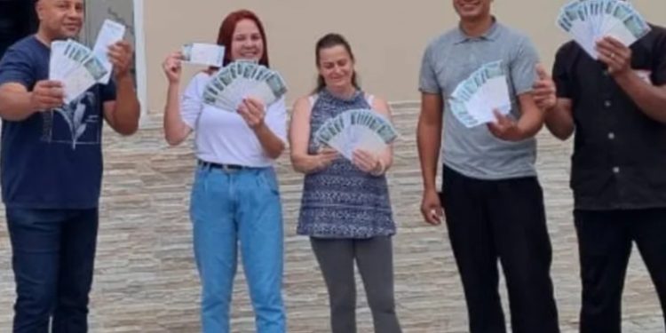 Grupo de amigos aposta R$265 mil na Mega da Virada e acertam só três números: ‘faz parte’
