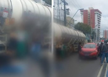 Motoqueiro tenta ultrapassar carreta e acaba colidindo com ela em Manaus