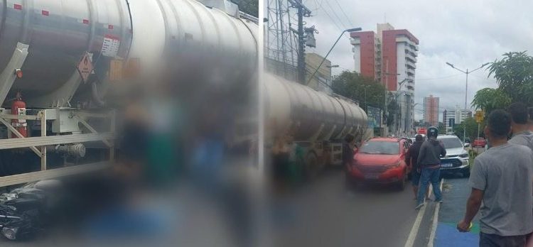 Motoqueiro tenta ultrapassar carreta e acaba colidindo com ela em Manaus