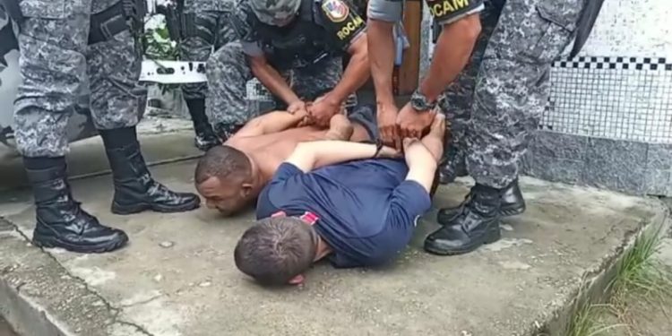 ‘Tava com virose’, diz criminoso à imprensa após fazer família refém em Manaus