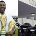 Rei Pelé é sepultado após cortejo por ruas de Santos