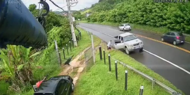 Vídeo mostra reação de PM contra assaltantes para defender a família; veja