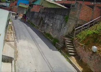 Assaltantes aterrorizam duas mulheres com uma criança em Manaus; veja vídeo