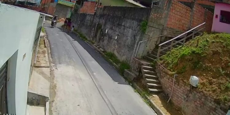 Assaltantes aterrorizam duas mulheres com uma criança em Manaus; veja vídeo