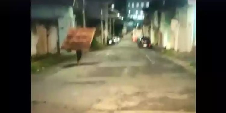 Ladrão se dá mal e é obrigado por moradora a devolver portão roubado; veja o vídeo