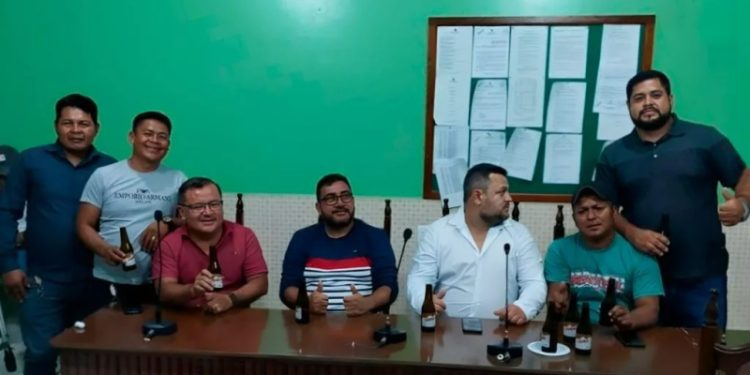 Presidente e vereadores fazem ‘farra’ dentro da Câmara Municipal no Amazonas
