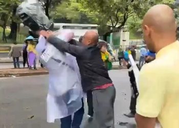Vídeo: repórter é agredido com chutes e socos por ‘bolsonaristas’ durante desmonte de acampamento
