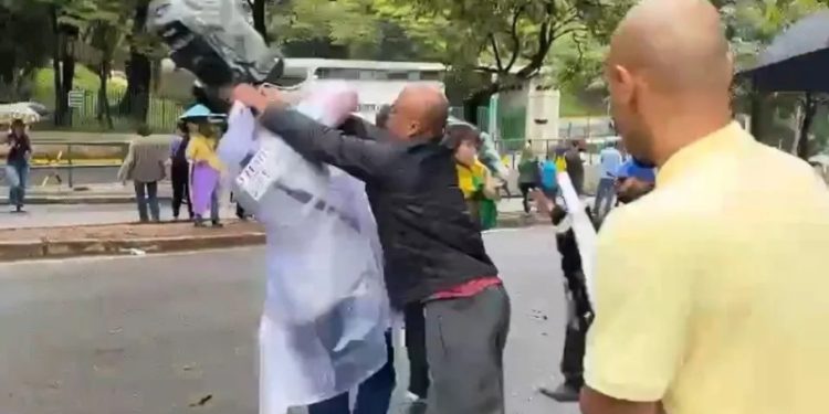 Vídeo: repórter é agredido com chutes e socos por ‘bolsonaristas’ durante desmonte de acampamento