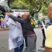 Vídeo: repórter é agredido com chutes e socos por ‘bolsonaristas’ durante desmonte de acampamento