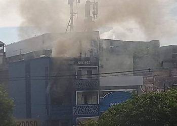 Curto-circuito destrói prédio no Centro de Manaus
