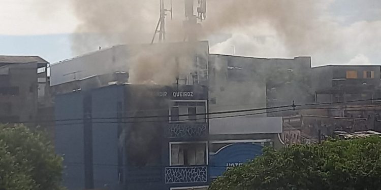 Curto-circuito destrói prédio no Centro de Manaus