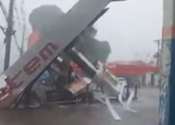Vídeo: posto de gasolina desaba durante forte chuva em Manaus