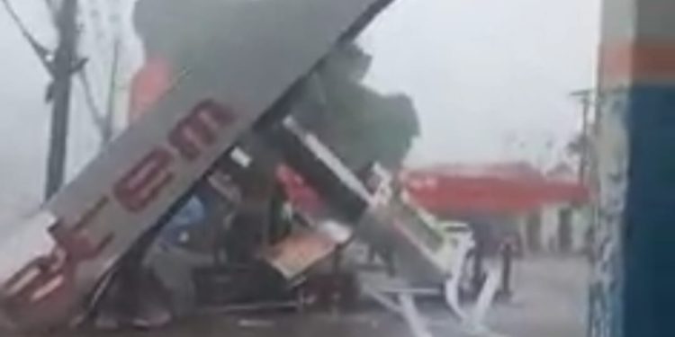 Vídeo: posto de gasolina desaba durante forte chuva em Manaus