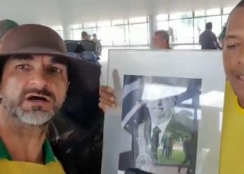 ‘Meu herói’, diz manifestante com o quadro de Bolsonaro nas mãos; veja vídeo