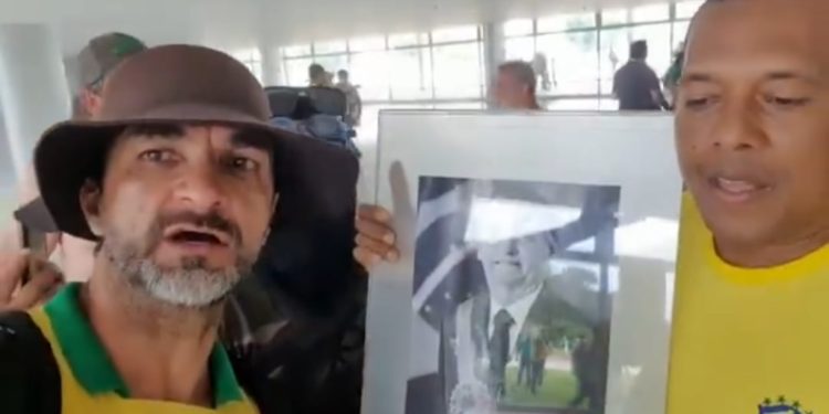 ‘Meu herói’, diz manifestante com o quadro de Bolsonaro nas mãos; veja vídeo