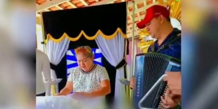 Vídeo: velório de idoso vira show de forró; veja