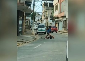 Enfurecida com traição, mulher esfaqueia marido até à morte no meio da rua