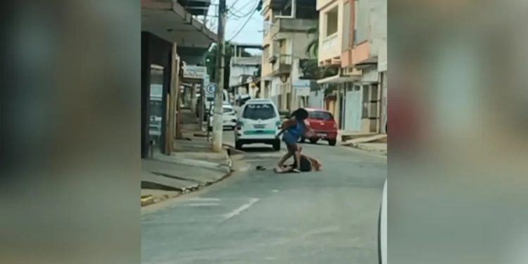 Enfurecida com traição, mulher esfaqueia marido até à morte no meio da rua