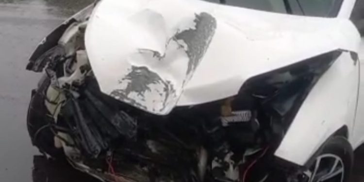 Vídeo: carro completamente destruído é abandado após acidente em Manaus