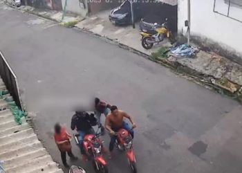 Vídeo: casal é aterrorizado por dupla de assaltantes no meio da rua em Manaus