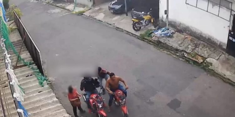 Vídeo: casal é aterrorizado por dupla de assaltantes no meio da rua em Manaus