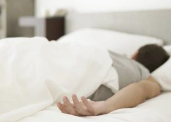 Após bebedeira, jovem acorda com amigo metendo a boca no ‘trombone’ dele e chama a polícia