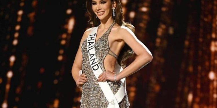 Miss Tailândia usa roupa de recicláveis para homenagear os pais catadores de lixo