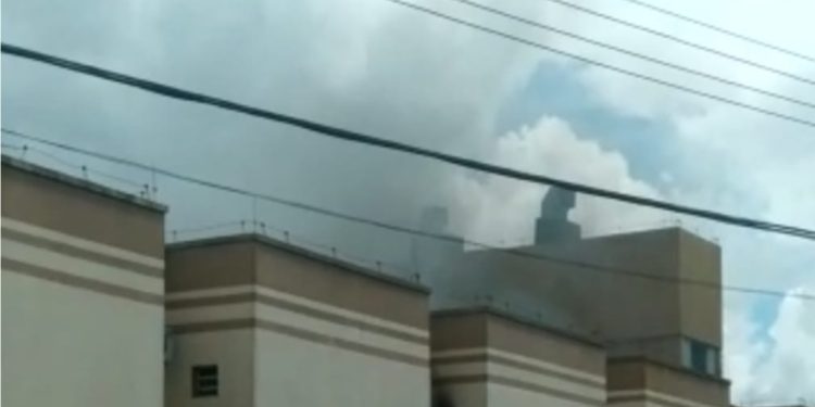 Vídeo: motel de Manaus pega fogo e precisa ser evacuado às pressas