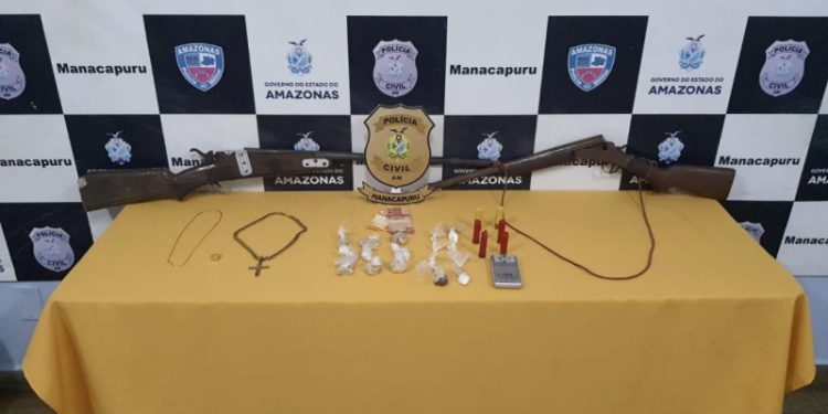 Ramal do Amazonas com intensa movimentação era ponto de drogas; mulher é presa e menor apreendido