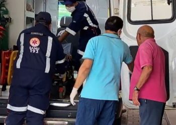 Em Itacoatiara, homem é esfaqueado e sai se arrastando até delegacia para pedir ajuda