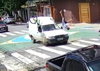 Menino perde controle de bicicleta e é arremessado ao se chocar com carro