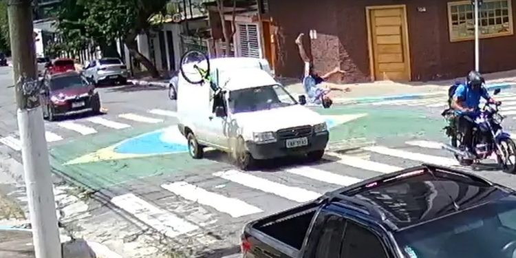 Menino perde controle de bicicleta e é arremessado ao se chocar com carro