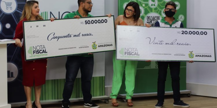 Homem desempregado se emociona ao ganhar R$ 50 mil em campanha Fiscal Amazonense